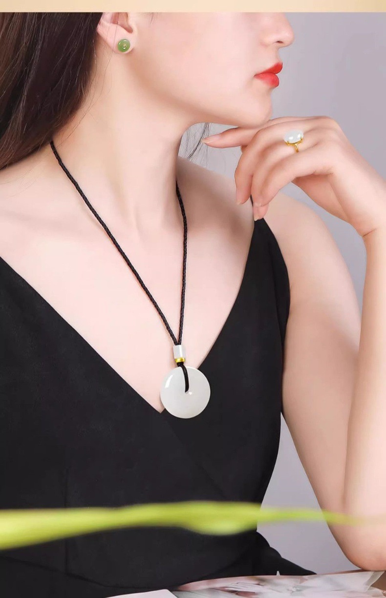 Mặt dây chuyền ngọc Hetian hình bình an khóa tự nhiên, đường kính 26–30 mm chi tiết 11
