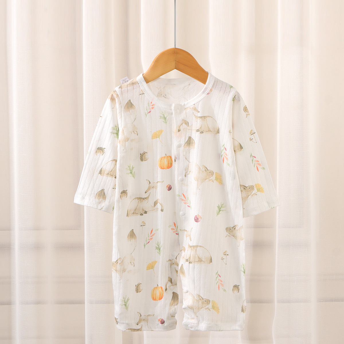 긴 등반은 얇은 흰 토끼 사슴 쌍을 이룹니다.