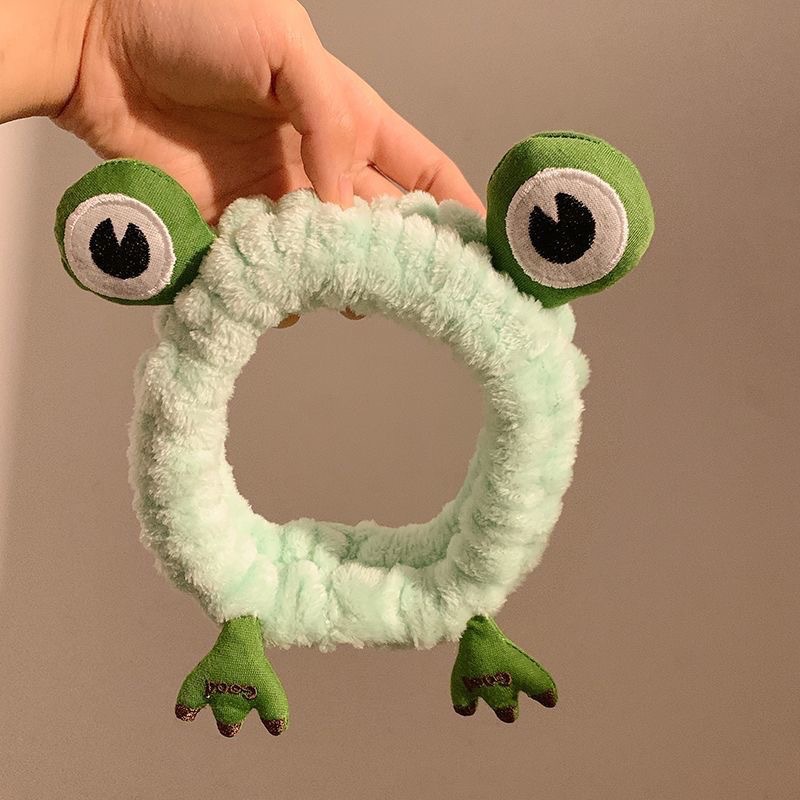 顔を洗って髪を洗って新型の少女の韓国の化粧をつけてマスクの専用のカチューシャをつけます。