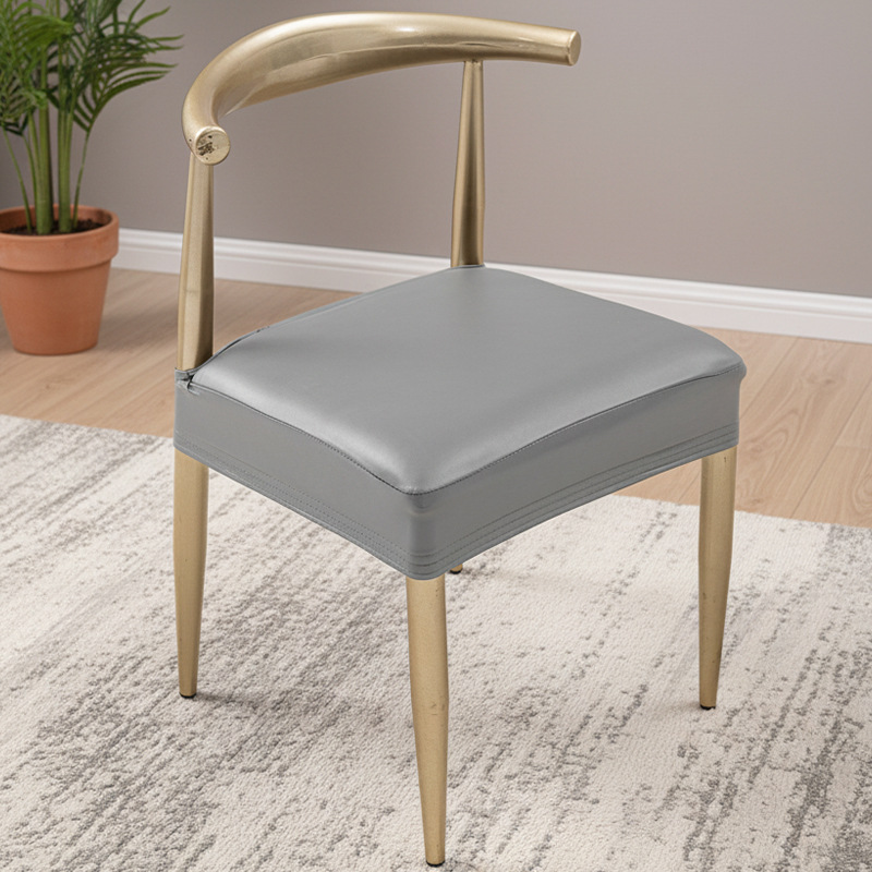 Silla de cuero gris claro cubierta