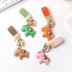 すぐにお金のあるキーホルダーが飾られています。
