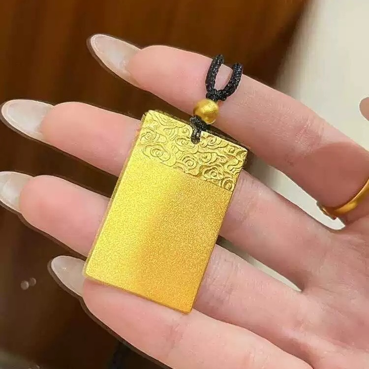 Ciondolo in oro sabbia Vietnam, da uomo e da donna, con lo stesso motivo antico e fortunato di nuvole placcato in oro, marchio sicuro_voghion.com