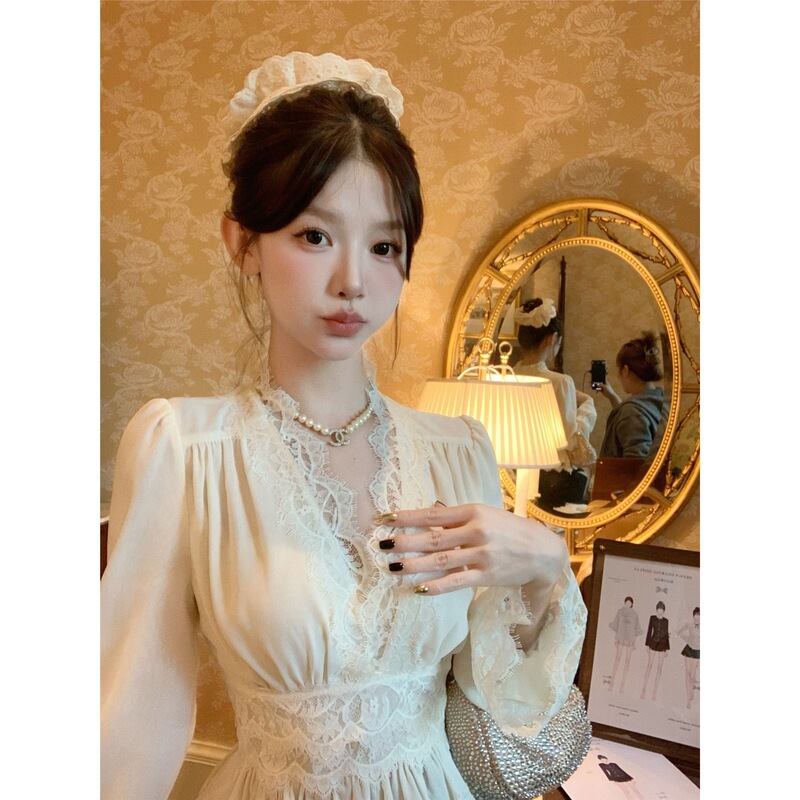 Gentle and sweet, a lace-trimmed, V-neck, waist-cinching blouse with a tie detail, a stylish top for women, new design for the 2026 autumn season Gentle and sweet, a lace-trimmed, V-neck, waist-cinching blouse with a tie detail, a stylish top for women, new design for the 2026 autumn season