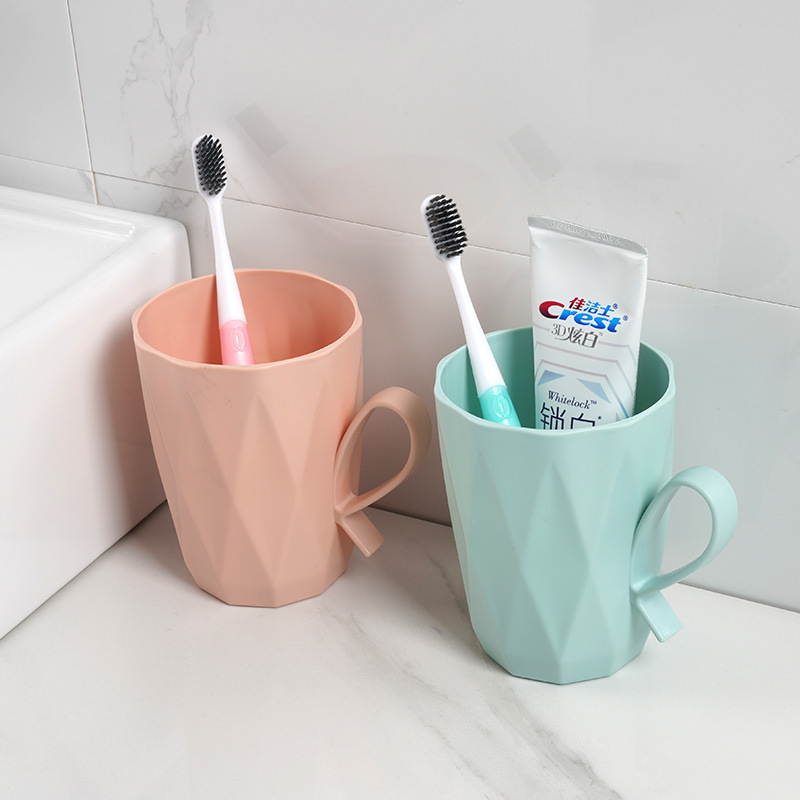 Vasos de plástico para cepillarse los dientes con asas, un par de vasos para enjuague bucal para parejas, de aspecto elegante y lujoso, para uso doméstico, venta al por mayor.