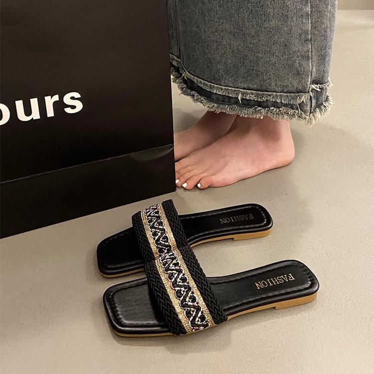 Pequeñas zapatillas frescas de viento fragrantes para mujeres 2025, verano nuevo pie de fondo suave frente al mar zapatos de playa de vacaciones