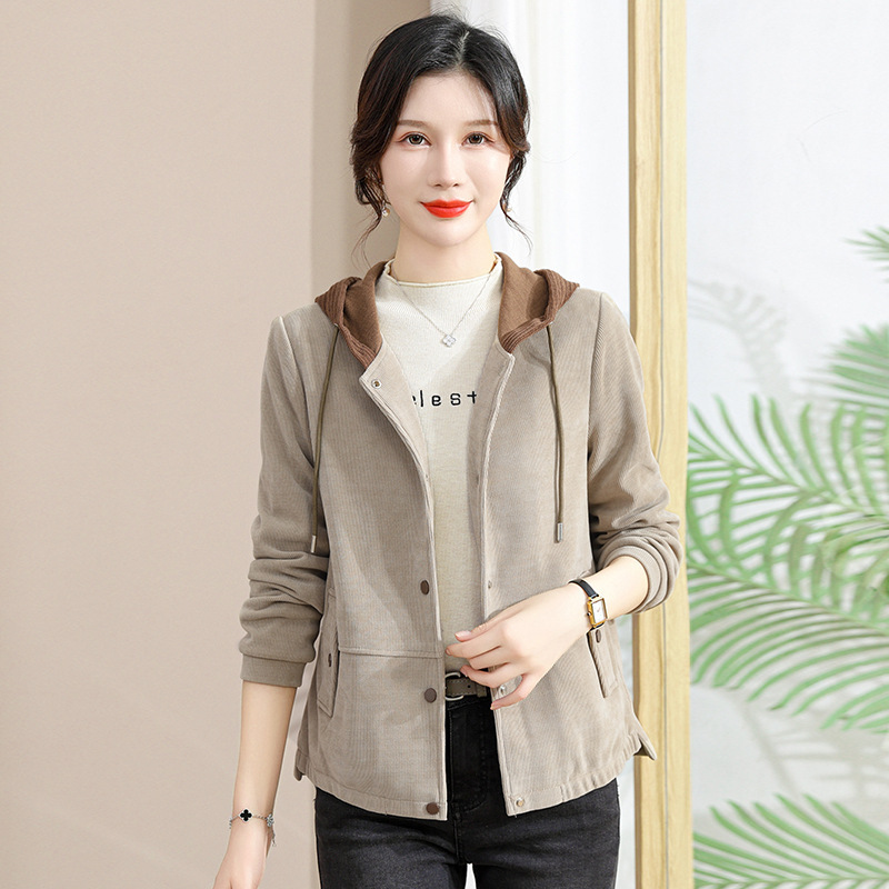 お母さんの春の服のコートのファッション的な女性の短いタイプは帽子のジャケットの綿毛のカーディガンの中で高齢者の春秋の大きいサイズの上で服を着ます。|undefined