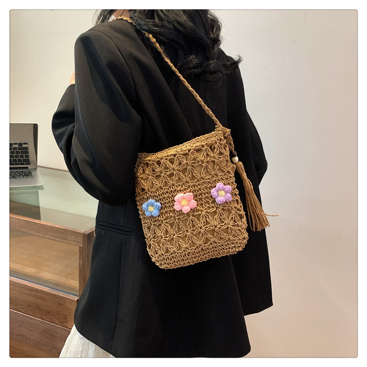 Women's Medium Straw Flower Vacation Beach Tassel Weave Hollow Zipper Straw Bag display picture 15