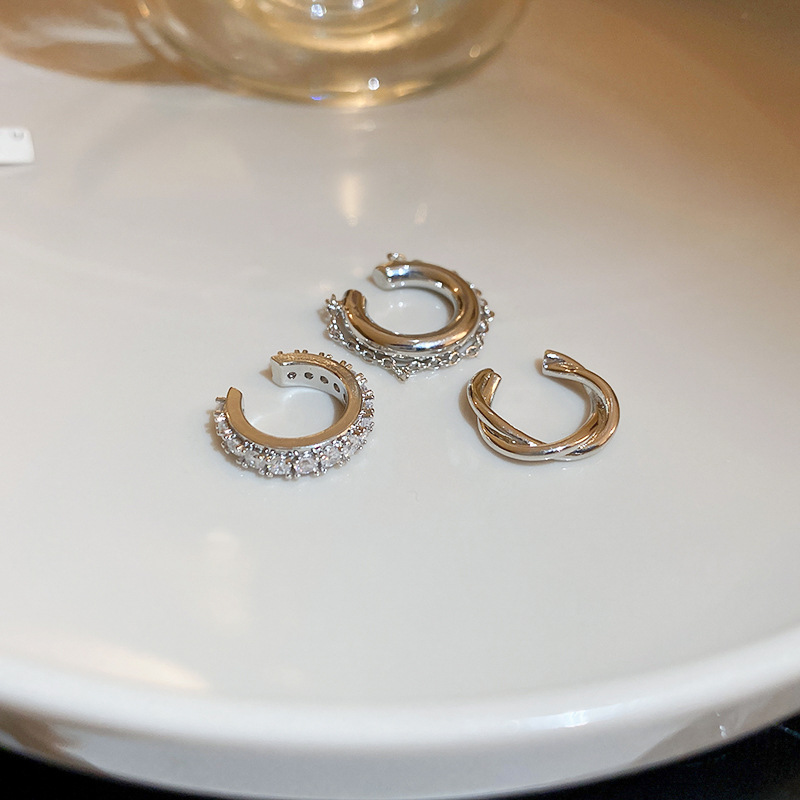 Diamante-incrustado ZIRCON clip de oreja conjunto de tres piezas temperamento personalizado estilo frío sin oreja clip de hueso de alta calidad nuevos pendientes para las mujeres