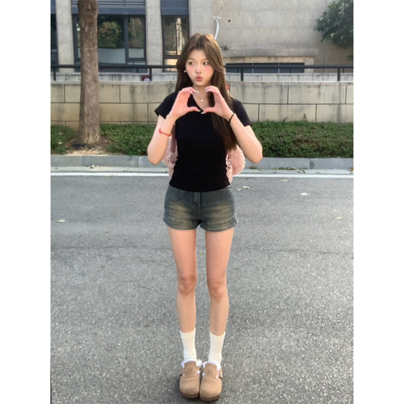 여성을위한 오른쪽 어깨 v 넥 블랙 반팔 티셔츠 여름 2025 새로운 스타일 슬림 피트 다용도 핫 소녀 짧은 탑