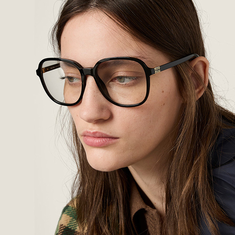 Black-Framed Glasses for Women with Nearsightedness, Make the Face Look Smaller, Natural Look, Anti-Blue Light, Large Frame, Slimming Effect, Square Shape, High-End Brand, Premium Feel, Frame Glasses