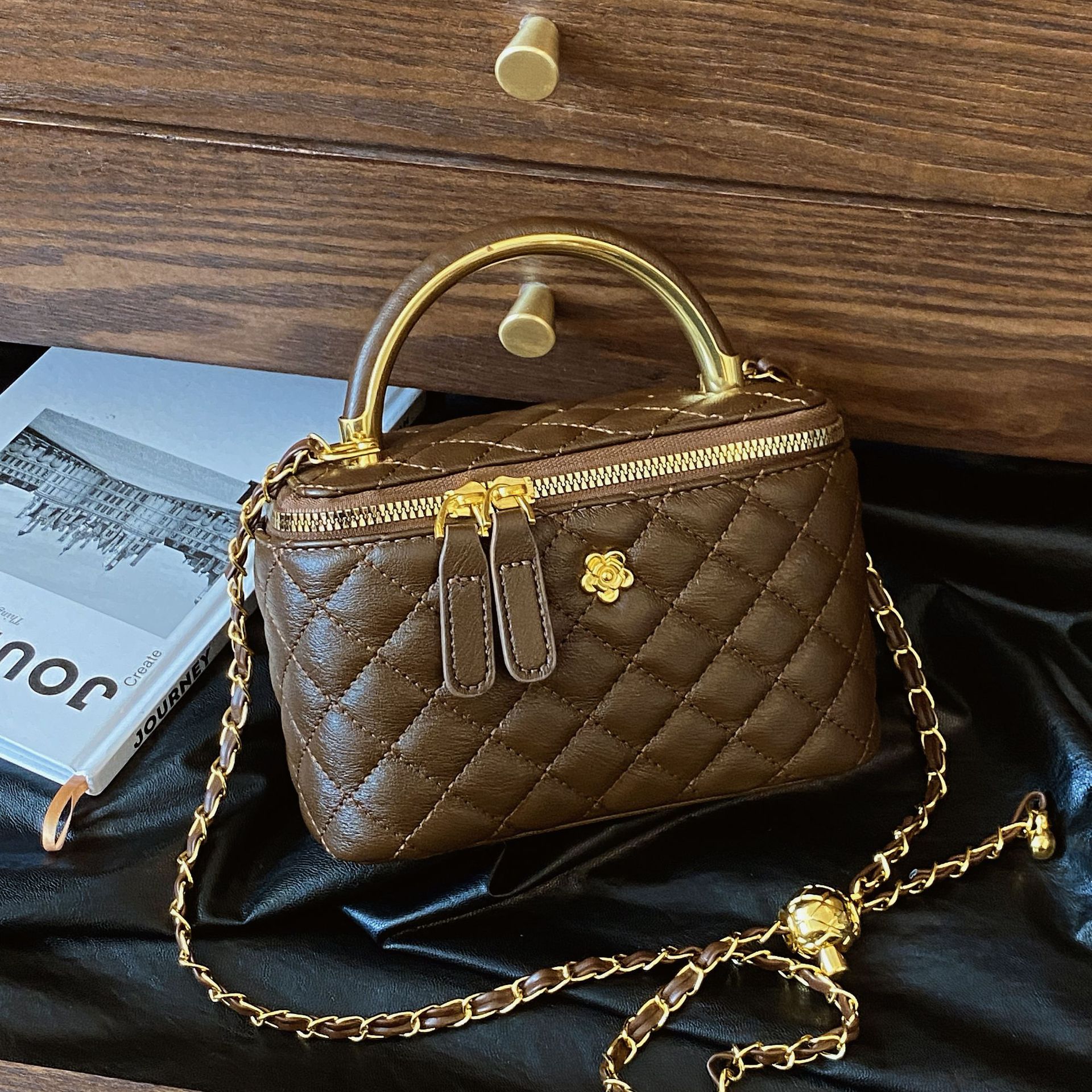 Bolso retro de cubo de moda para mujer 2024 nuevo bolso de hombro de cadena de rombos de fragancia pequeña bolso de mensajero de todo fósforo