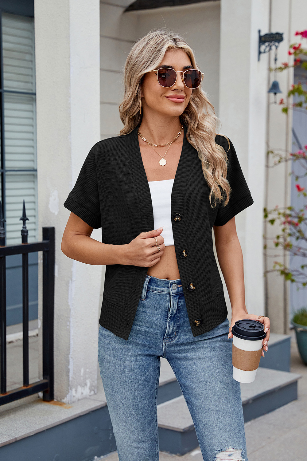 Damtopp i våffelstickat med v-ringning och knappar_voghion.com