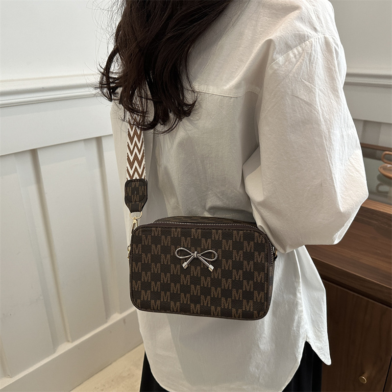 Bolso pequeño con textura de lazo para mujer 2025 primavera nuevo estilo popular bolso cuadrado pequeño con textura de alta calidad bolso de mensajero de un solo hombro