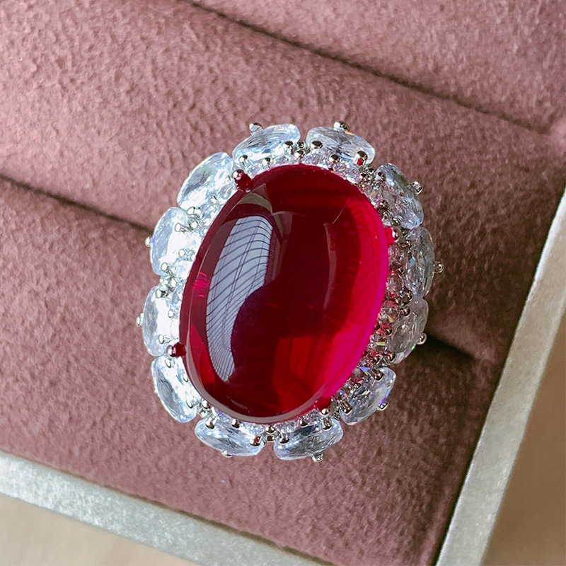 Anillo de corindón rojo