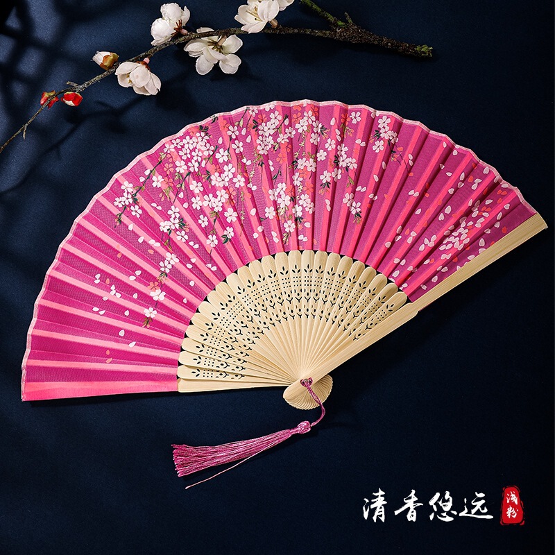 古代のチャイナドレスの女性の漢服の子供のダンスの桜の扇の中国風の夏は桃の花の扇子を身につけて古風を扇に折ります。|undefined