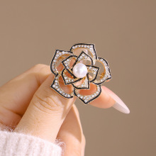 山茶花胸针女精致设计蝴蝶玫瑰花胸花小众高级感西装大衣花朵配饰