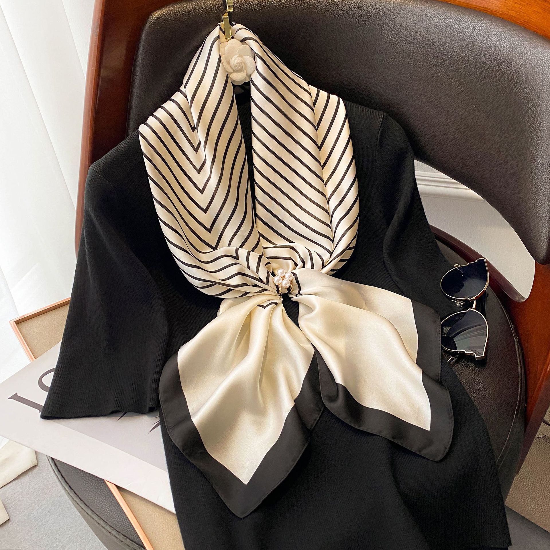 Foulard quadrato donna in raso effetto seta sciarpa stampata_voghion.com