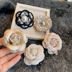 冬の小香風 ~ レトロなツバキの花のブローチの女性のスーツのコートの胸の花のピンの秋冬の高級なセーターの装飾