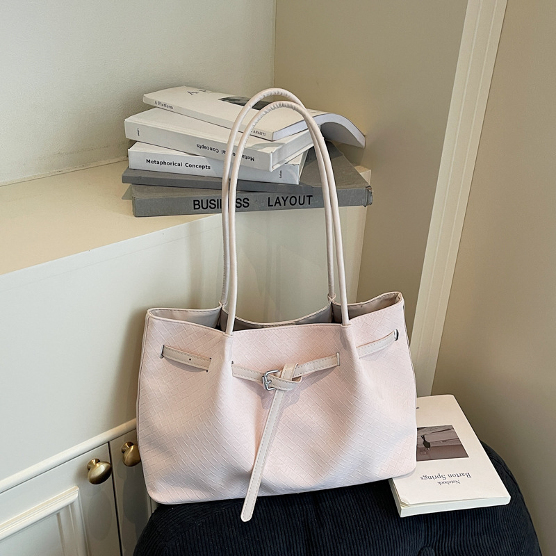 Bolsa de hombro simple y casual 2025, otoño y invierno, nuevo estilo de moda portátil de gran capacidad, bolsa de cubo de transporte de mano
