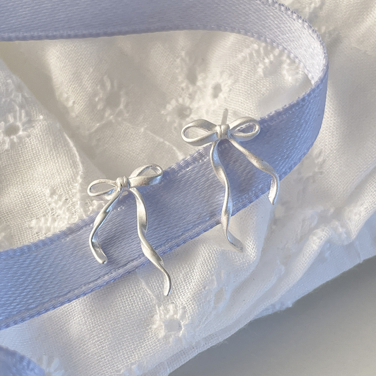 甜美百搭磨砂絲帶蝴蝶結耳釘女精緻小眾高級感時尚新款銀針耳飾