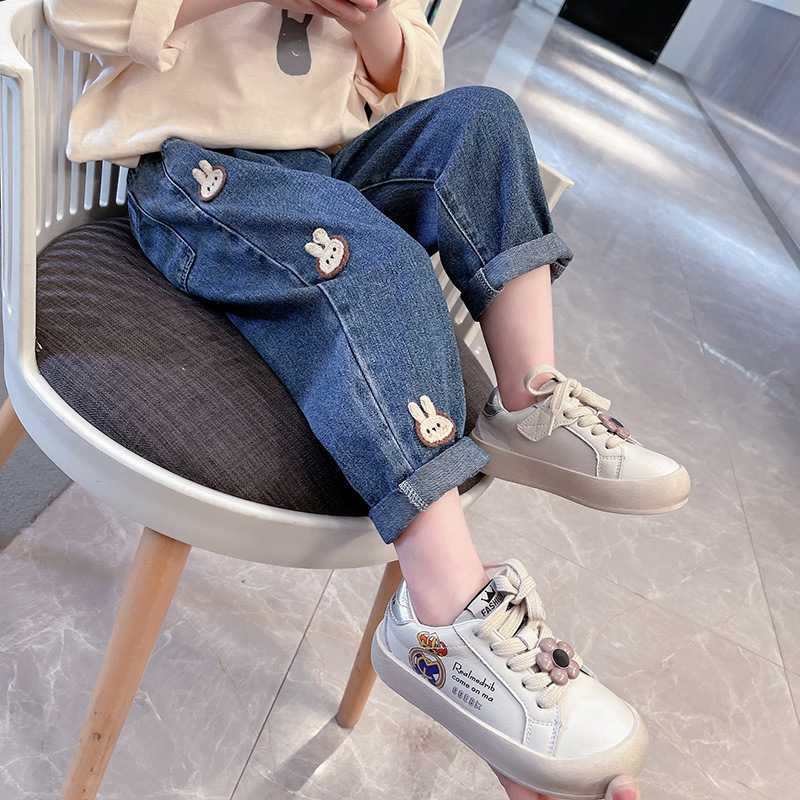 Pantalones vaqueros para niñas con patrón de conejito cute – moda primavera 2025, versátil.
