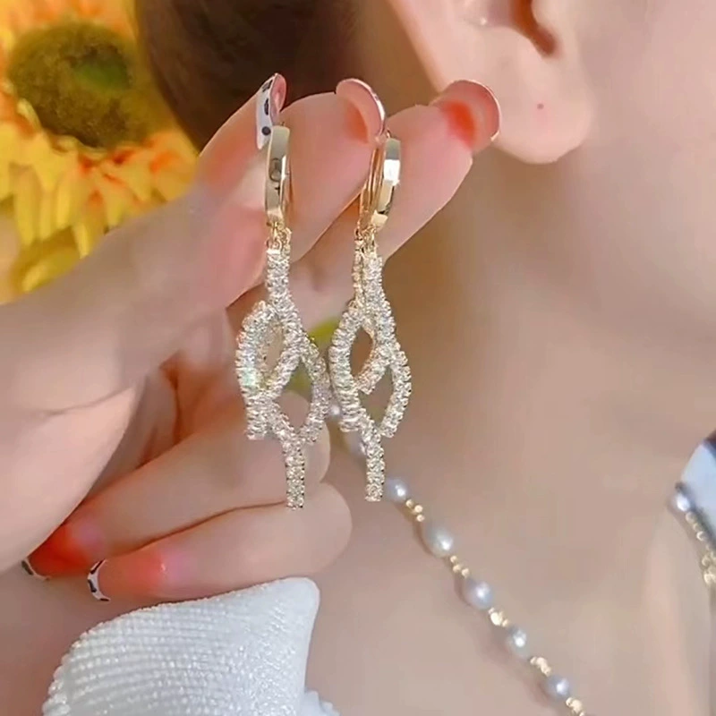 Изысканные серьги с кистями, цирконий, легкий люксовый стиль, качественный дизайн, инкрустация под бриллиант