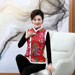 東北の花の綿入れの上着の中で高齢者は厚いです。