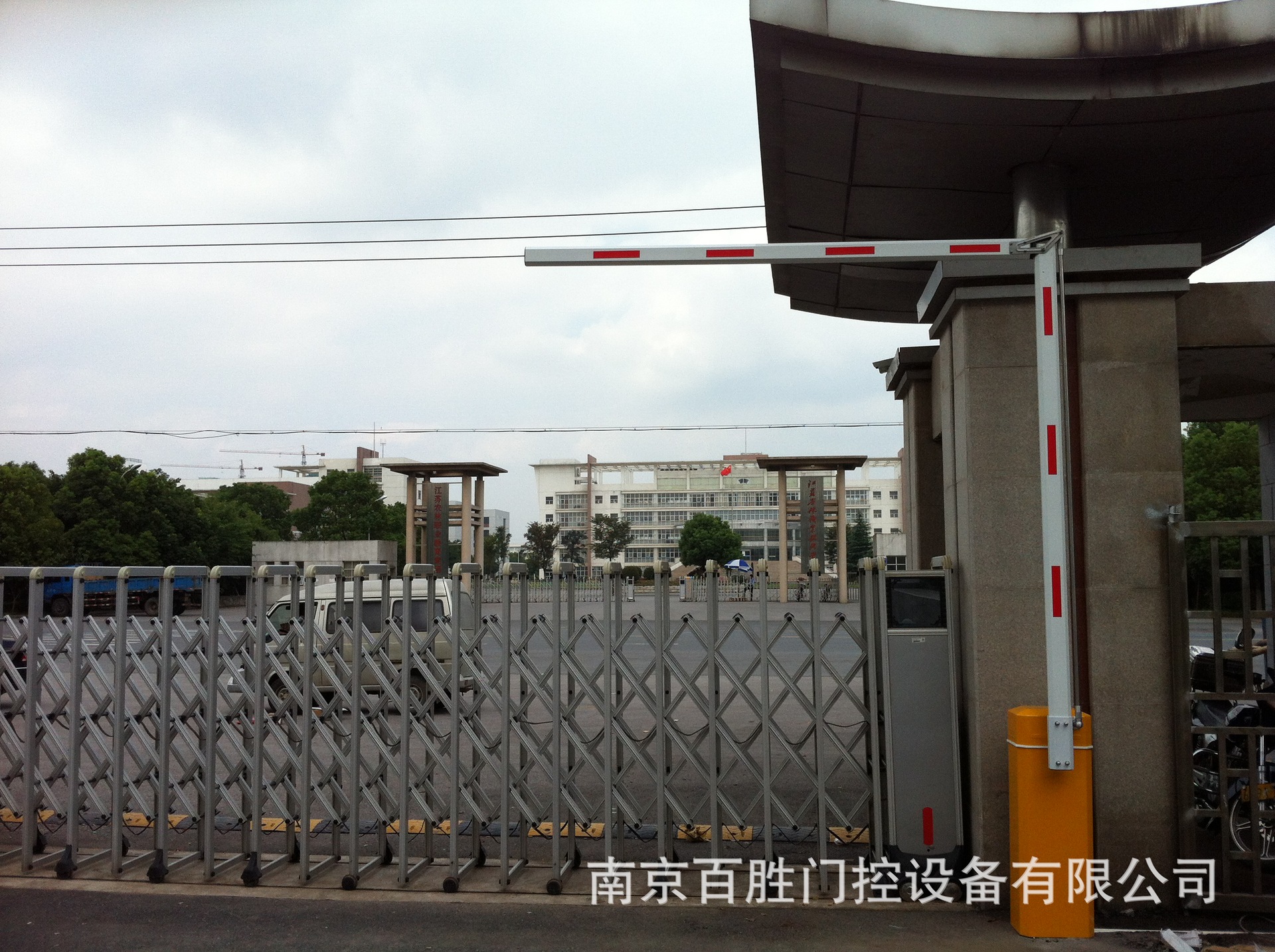 百胜智能曲臂杆道闸 停车场地下车库90度180度曲臂折杆道闸