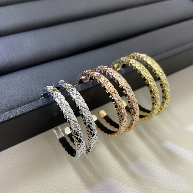 High-end Chanel-style V-shaped diamond-studded large earrings, meticulously crafted, simple, versatile, and elegant for women