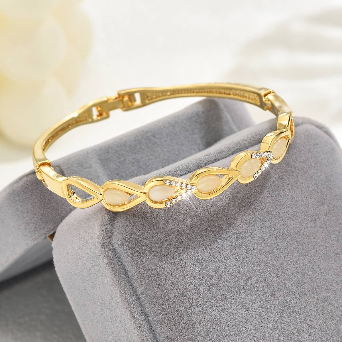 Fabricante directo para nuevas pulseras de mujer creativas pulseras de aleación de protección ambiental en forma de melocotón al por mayor.