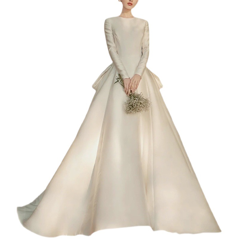 Nuevo vestido de satén estilo Hepburn sin espalda y de manga larga con cola grande para el verano 2026, fabricante europeo y americano de vestidos de novia para comercio exterior.