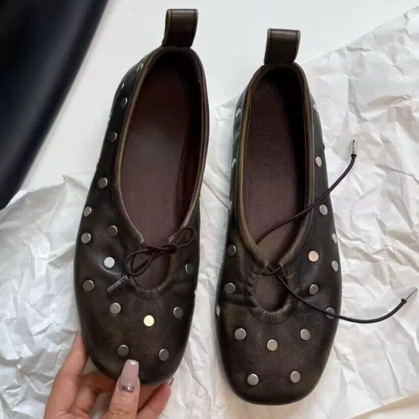 Giày bệt nữ Mary Jane da bò mũi vuông đính đinh tán , buộc dây, đế bằng 1 cm — Màu nâu