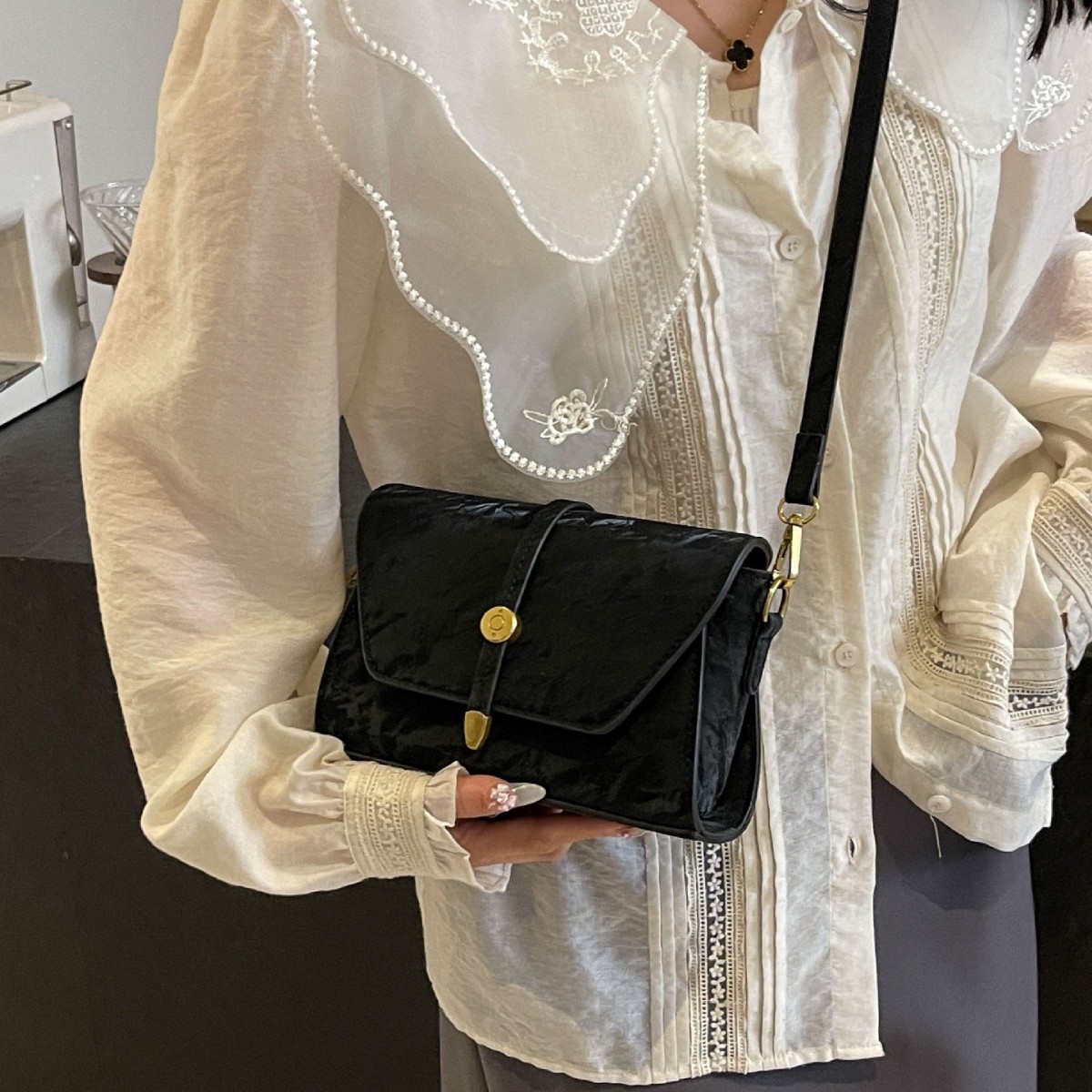 Retro small universal shoulder bag for leisure