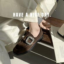 Ӣ���L��ˮ荷��^�A�^����Ь�¿��ɫ���и�ţ��ƤСƤЬ��چ�Ь