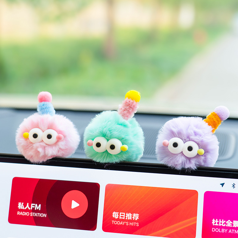 Decoración de pantalla de control central para automóviles Espejo retrovisor caricatura lindo peluche pequeño monstruo bola de pelo joyas de automóviles Decoración