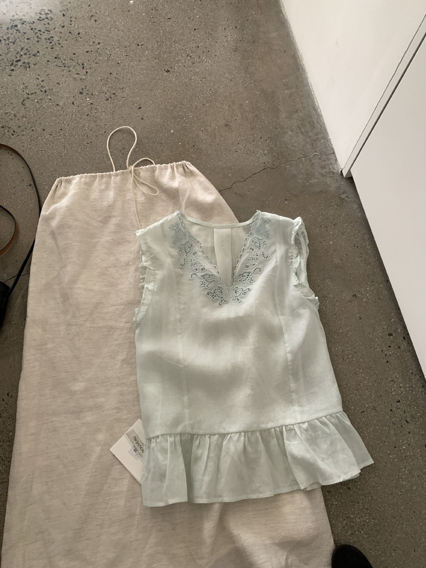 Áo hai dây ren hở lưng V cutout phong cách Pháp thêu hoa — xanh lam, màu hồng, màu trắng, Vàng nhạtcolor chi tiết 3