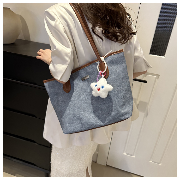 Wholesale of new large-capacity, simple and fashionable casual commuter single-shoulder bags and women's underarm bags for the summer of 2024 in foreign trade undefined