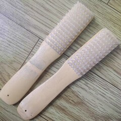 大きいサイズの白い糸の長い柄の竹の木の靴は竹をこすります服をこすります。