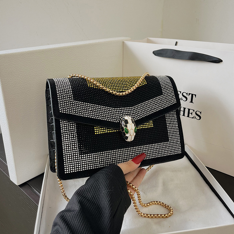 Bolso cuadrado pequeño de diamantes de imitación de color de moda transfronteriza 2023 otoño nuevo estilo cadena de aire occidental mensajero de un solo hombro mochila pequeña simple
