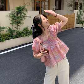 设计感一字领露肩泡泡袖上衣夏季2026新款褶皱格子衬衫女高腰小衫