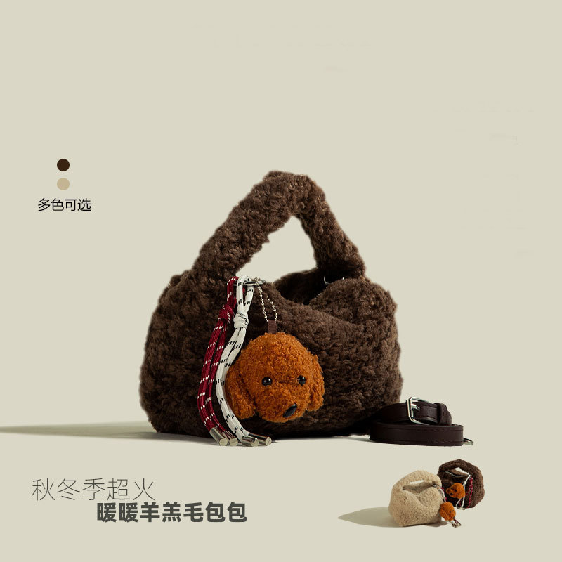 今年は大容量のぬいぐるみバッグが流行しています。|undefined