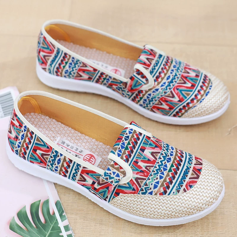 Весенние старинные пекинские тканевые туфли для женщин, популярные повседневные туфли без шнуровки с противоскользящей подошвой, туфли для квадратных танцев в этническом стиле, модные туфли на толстой подошве.