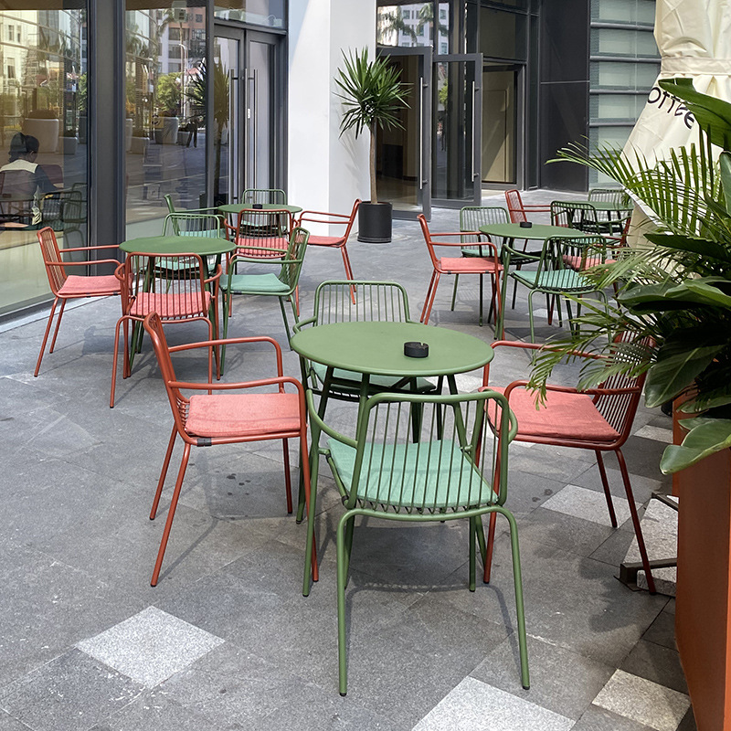 Mesa y silla al aire libre simple Villa patio jardín tienda de té de leche resistente al óxido impermeable mesa y silla de cocina relacional combinación de tres piezas