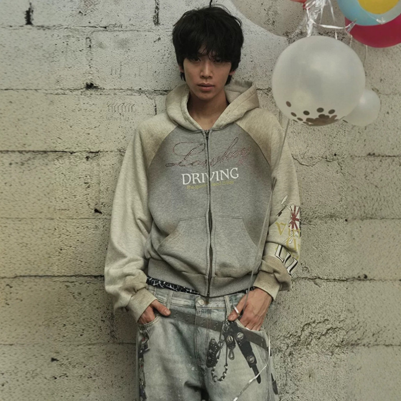 Jimo Grailz 26Ss American Retro Patchwork Distressed Mud-Dyed Rhinestone Slogan Printed Zip-Up Hooded Sweatshirt Jimo Grailz 26Ss American Retro Patchwork Distressed Mud-Dyed Rhinestone Slogan Printed Zip-Up Hooded Sweatshirt