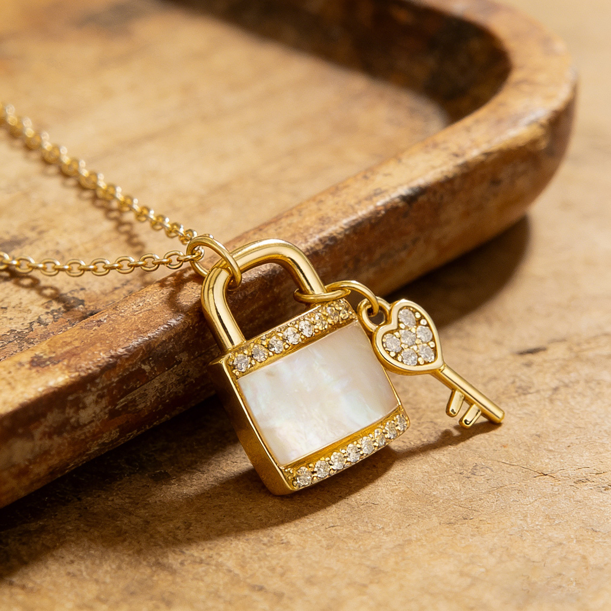 Colar com pingente coração e chave em prata s999 para mulher_voghion.com