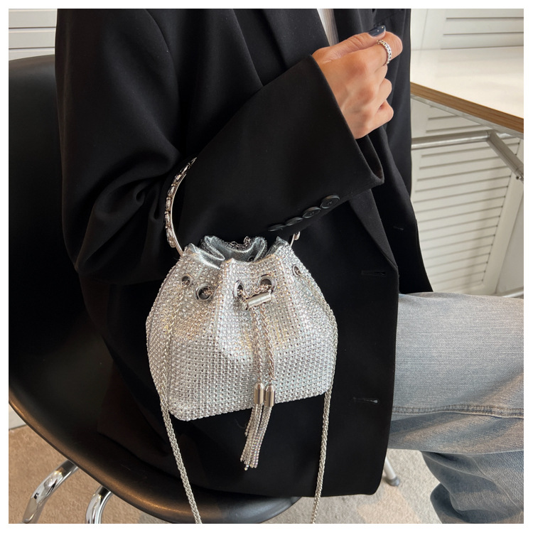 2022 Summer New Trendy Fashion Sequined Chain Portable Bucket Shape Messenger Bag display picture 5