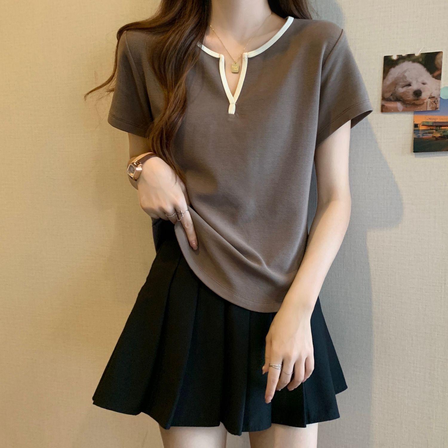 Ropa de mujer de talla grande grasa m2024 verano con cuello en V nuevo estilo reducción de edad hombros de manga corta todo fósforo que cubre la carne y se ve delgada camiseta de moda image 9