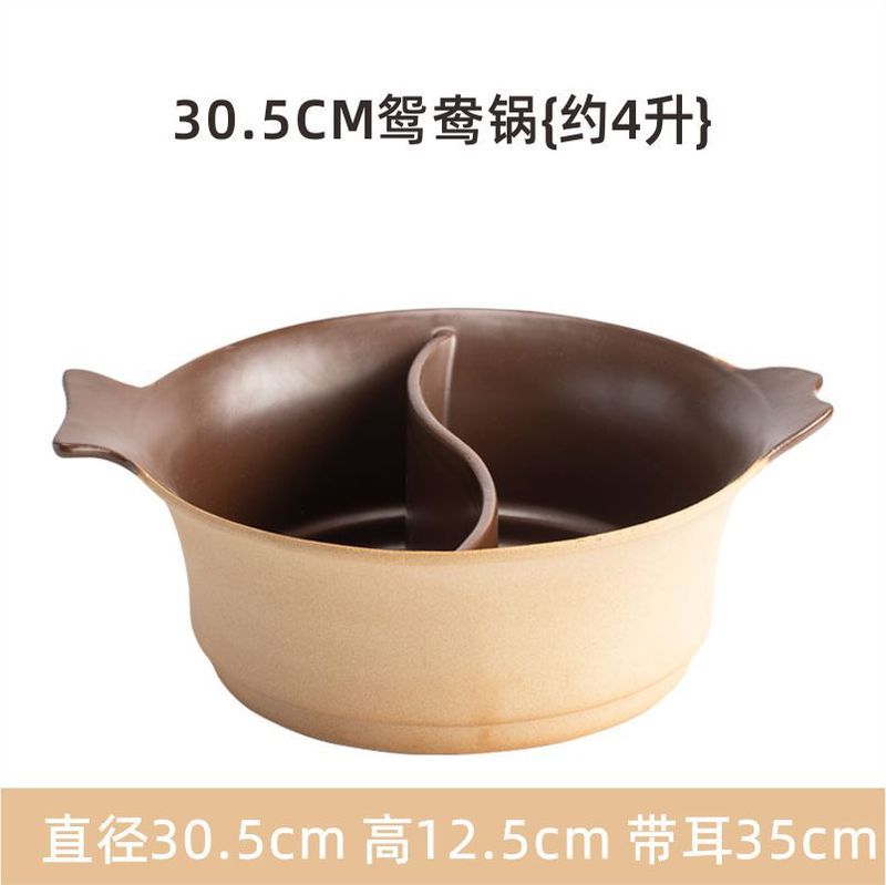 古い陶土オシドリ鍋は辺炉を打って木の炭素のストーブを燃やします。|undefined
