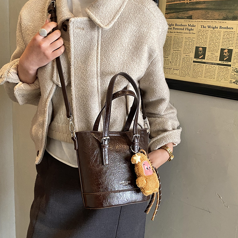 2025 nuevo otoño y invierno ocio bolso de mano de lujo ligero retro popular bolso de viaje de damas