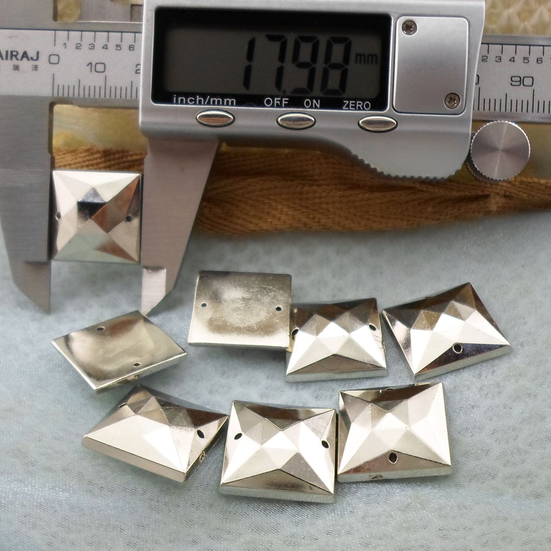 18MM有孔塑料尖方形穿线铆钉 金字塔八菱尖面直孔孔手缝钉